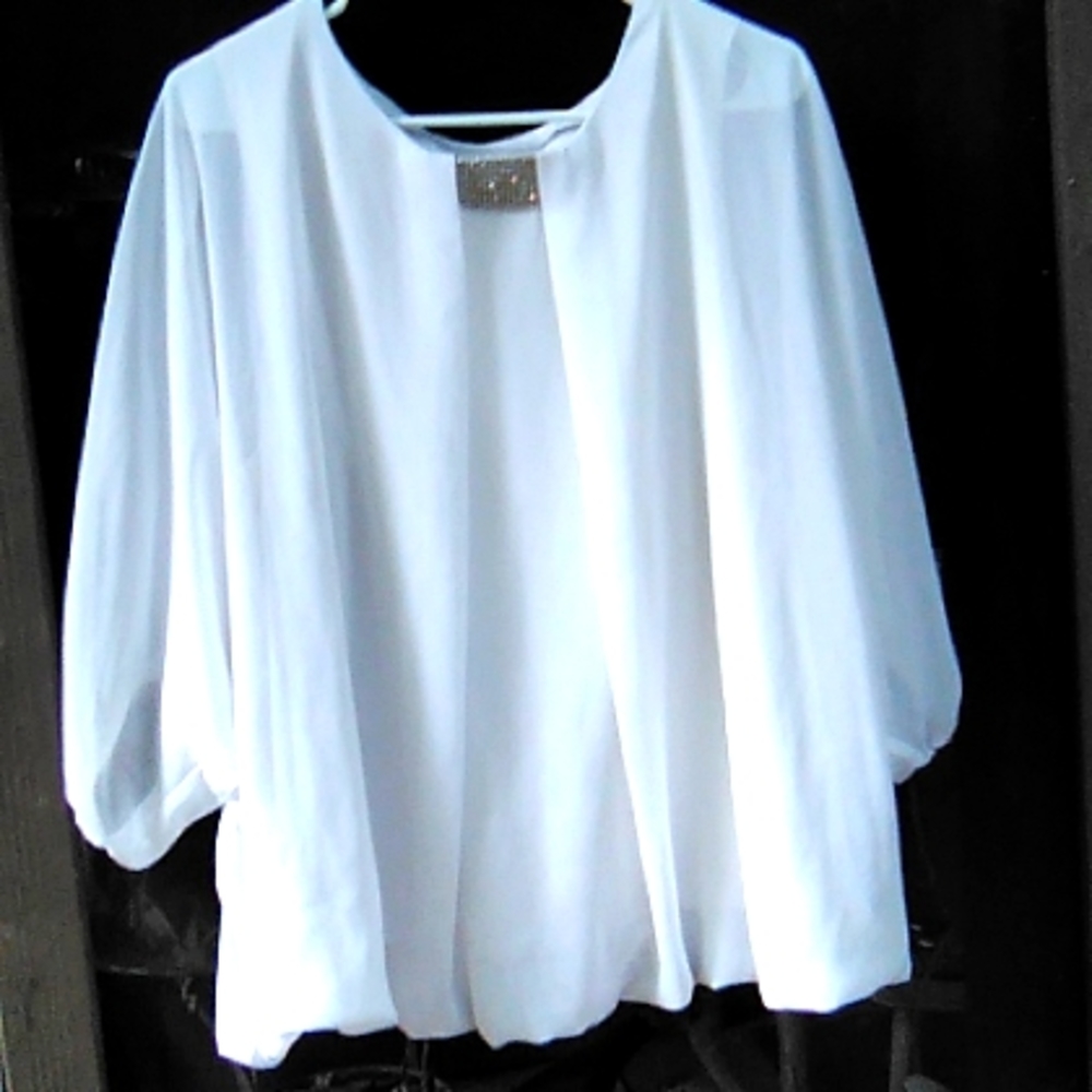 Dress Barn White Women's Top embezzled collar at the front